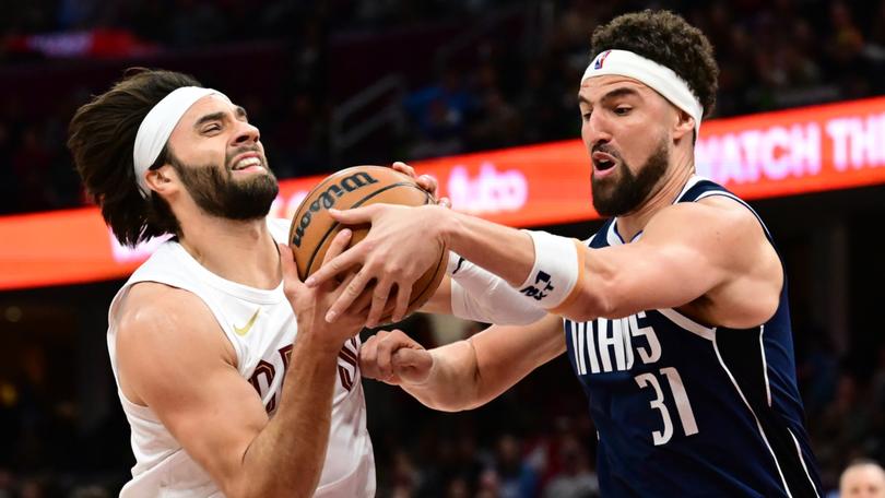 Cleveland Cavaliers guard Max Strus (drives to the basket against Dallas Mavericks guard Klay Thompson.