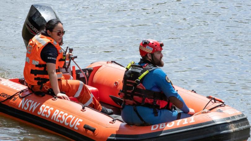 Rescue crews have found the body of a teenage boy in the Macquarie River at Dubbo. 