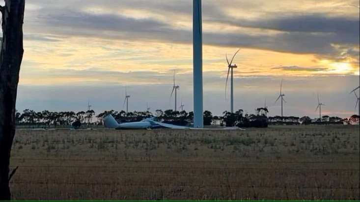 A wind turbine has collapsed during a thunderstorm in Victoria.