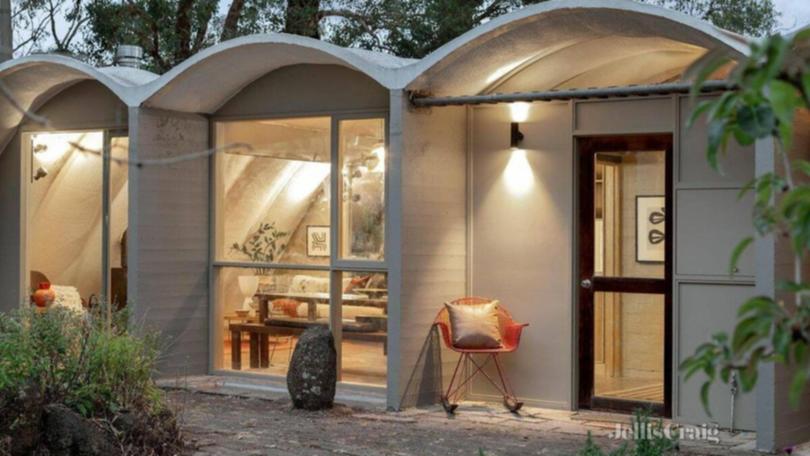 The result is a brilliant house that “blends a philosophy of simplicity with incredible technical complexity”.