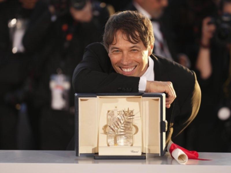 Sean Baker displays the Palme d'Or for the film Anora, at the 77th Cannes film festival. (AP PHOTO)