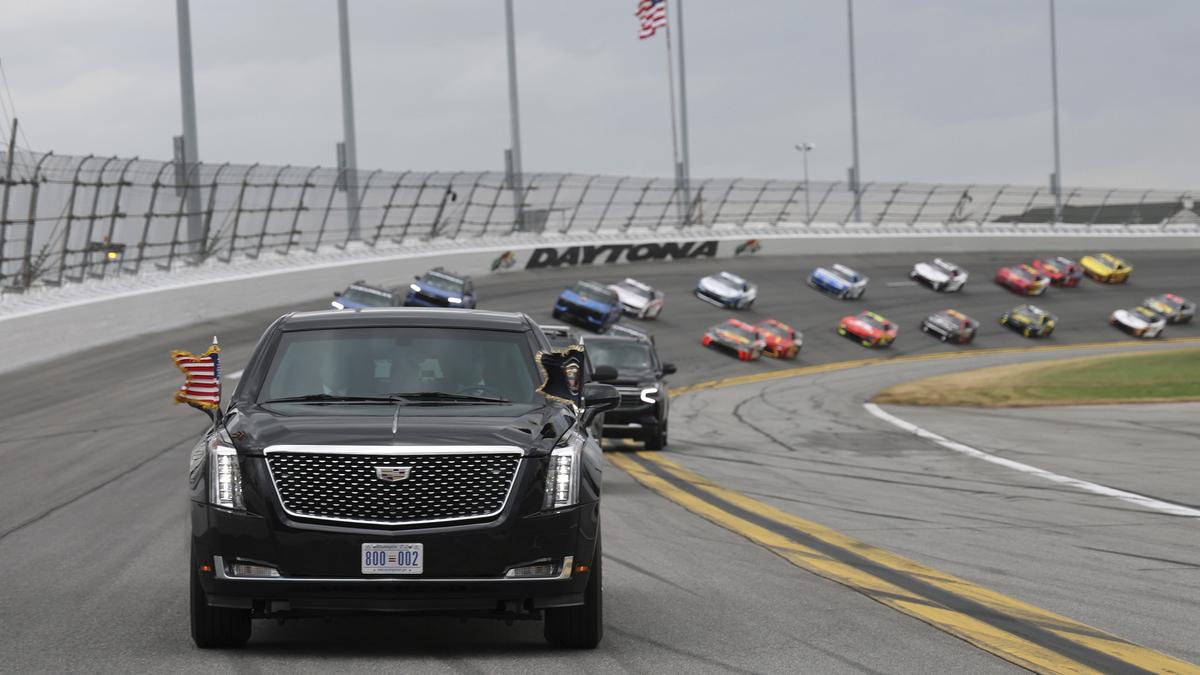 Trump takes presidential hot lap at Daytona 500