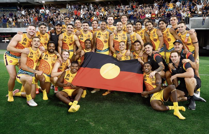  The Indigenous All Stars pose after their victory on Saturday night. 