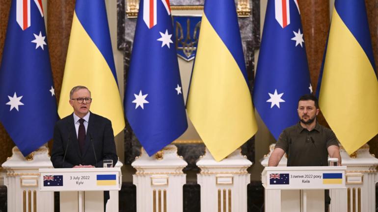 Anthony Albanese, pictured with Volodymyr Zelensky, says Australia continues to stand with Ukraine. (Lukas Coch/AAP PHOTOS)