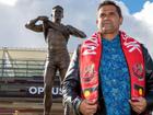 Nicky Winmar's famous gesture against racism is memorialised in a statue outside Perth Stadium. (Richard Wainwright/AAP PHOTOS)