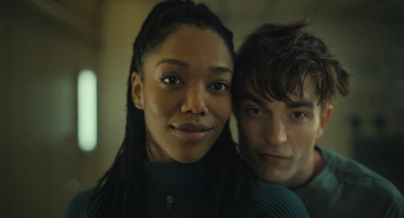 Naomi Ackie and Robert Pattinson in Mickey 17.