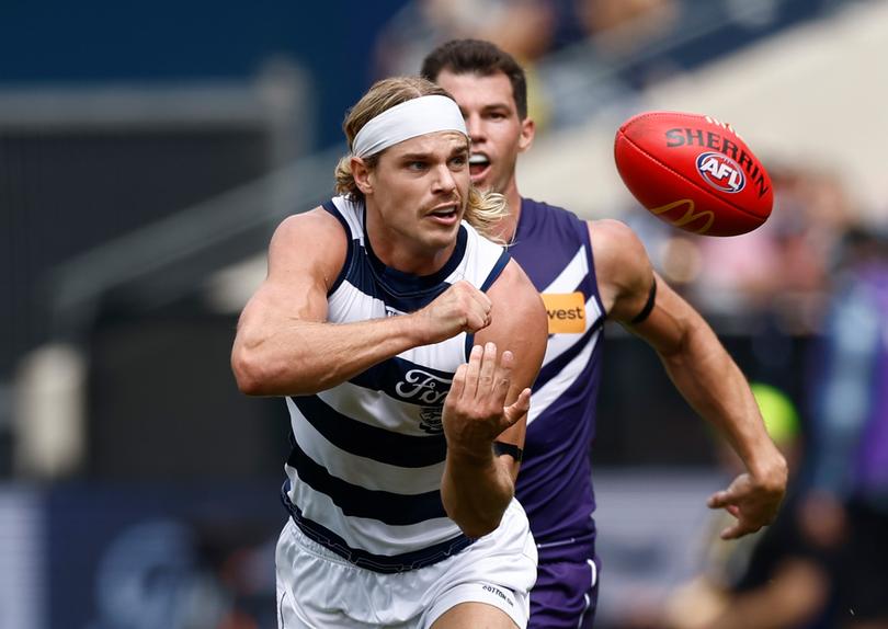 GEELONG, AUSTRALIA - MARCH 15: Bailey Smith of the Cats handpasses the ball during the 2025 AFL Round 01 match between the Geelong Cats and the Fremantle Dockers at GMHBA Stadium on March 15, 2025 in Geelong, Australia. (Photo by Michael Willson/AFL Photos via Getty Images)