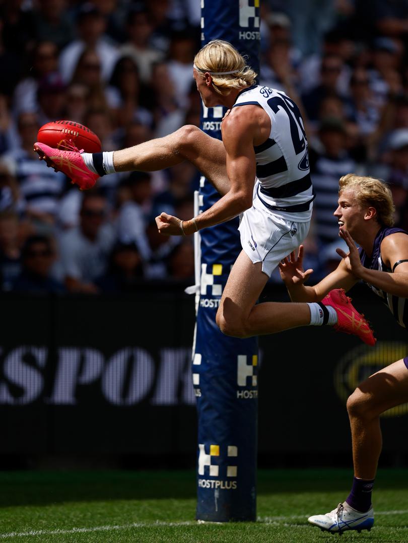 GEELONG, AUSTRALIA - MARCH 15: Oliver Dempsey of the Cats kicks a goal during the 2025 AFL Round 01 match between the Geelong Cats and the Fremantle Dockers at GMHBA Stadium on March 15, 2025 in Geelong, Australia. (Photo by Michael Willson/AFL Photos via Getty Images)