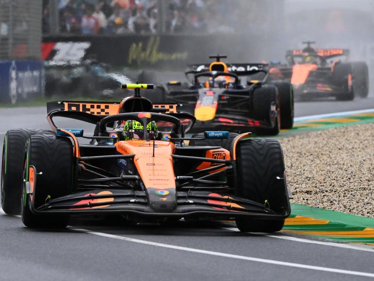 MELBOURNE, AUSTRALIA - MARCH 16: Lando Norris of Great Britain driving the (4) McLaren MCL39 Mercedes leads Max Verstappen of the Netherlands driving the (1) Oracle Red Bull Racing RB21 and Oscar Piastri of Australia driving the (81) McLaren MCL39 Mercedes during the F1 Grand Prix of Australia at Albert Park Grand Prix Circuit on March 16, 2025 in Melbourne, Australia. (Photo by Clive Mason/Getty Images)