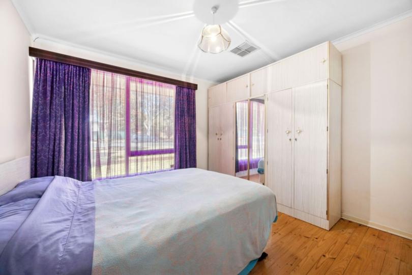 Green walls and purple curtains faled to deter bidders.