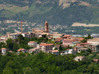 The historical center of Penne is located in a panoramic position spread across two hills, and is made of a maze of arched stone portals and lavishly decorated monumental fountains.