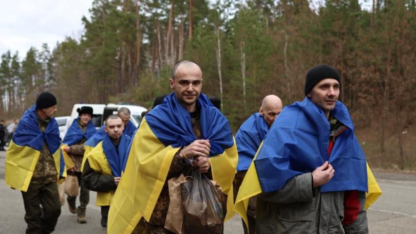 Ukrainian prisoners of war were released by Russia.