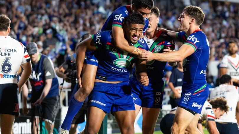 Warriors teammates rush to congratulate Ali Leiataua after one of his tries against the Roosters. (Brett Phibbs/AAP PHOTOS)