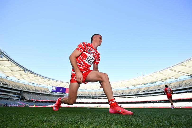 PERTH, AUSTRALIA - MARCH 23: Chad Warner of the Swans ties his shoes during the 2025 AFL Round 02 match between the Fremantle Dockers and the Sydney Swans at Optus Stadium on March 23, 2025 in Perth, Australia. (Photo by Daniel Carson/AFL Photos via Getty Images)