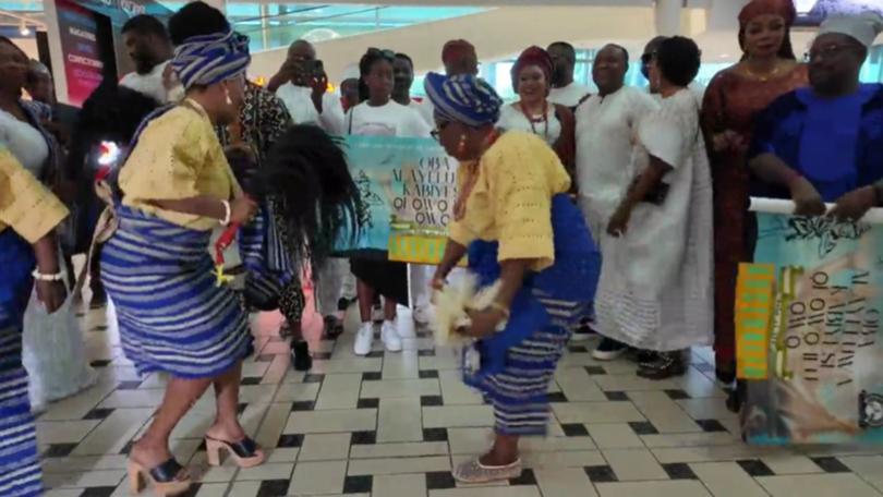 Foot-tapping rhythms and colourful moves took over Brisbane Airport as locals danced to celebrate the Nigerian Oba’s arrival in style.