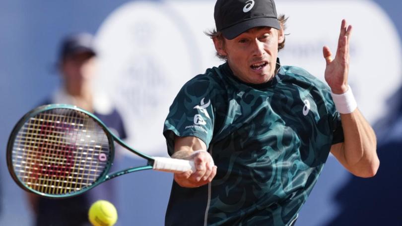 Alex de Minaur was too good for Jacob Fearnley as he reached the Barcelona Open quarter-finals.