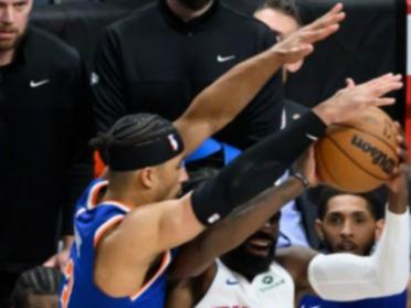 Tim Hardaway Jr is hit by Josh Hart by did not get a foul.