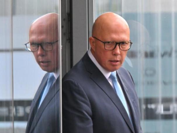 Opposition Leader Peter Dutton is scrambling to put distance between himself and Mr Trump.
(Mick Tsikas/AAP PHOTOS)