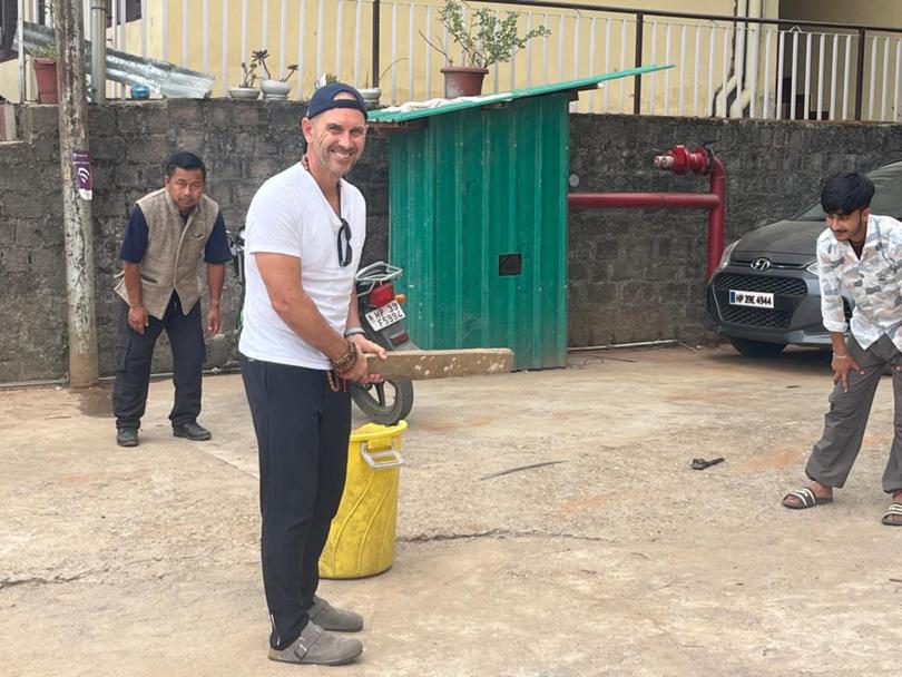 Justin Langer playing street cricket on the side of the busy streets in Dharamsala.