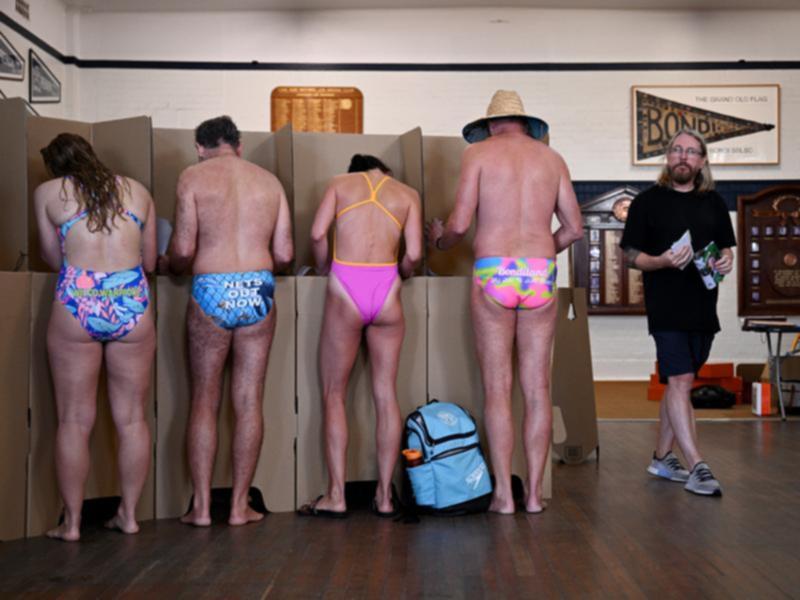 People cast their vote at the Bondi Surf Bathers Life Saving Club polling booth in Sydney. (Bianca De Marchi/AAP PHOTOS)