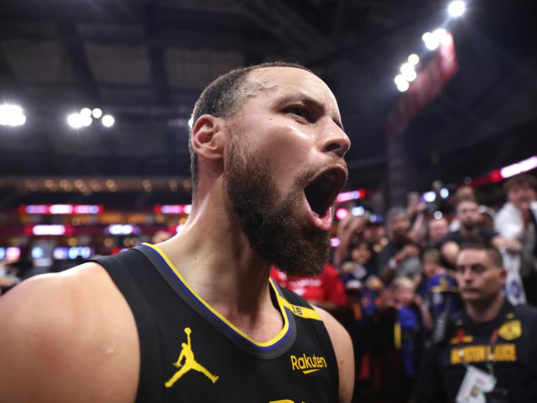 Stephen Curry celebrates after Golden State beat the Rockets.