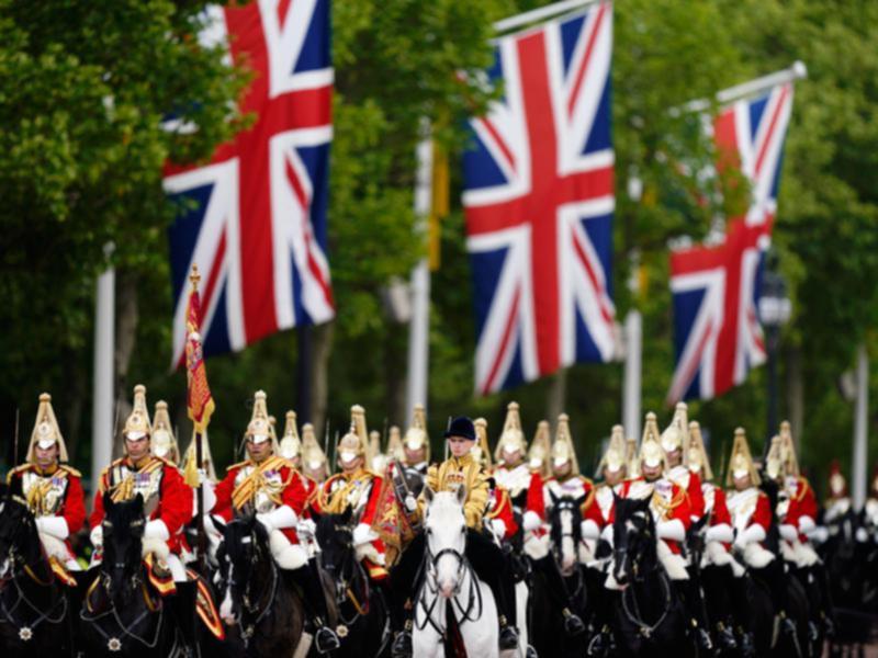 A military procession paraded past Buckingham Palace as part of VE Day commemorations in the UK. (AP PHOTO)