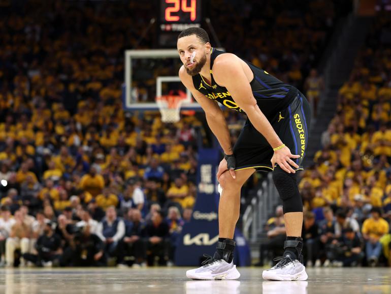 Stephen Curry has a hamstring strain.