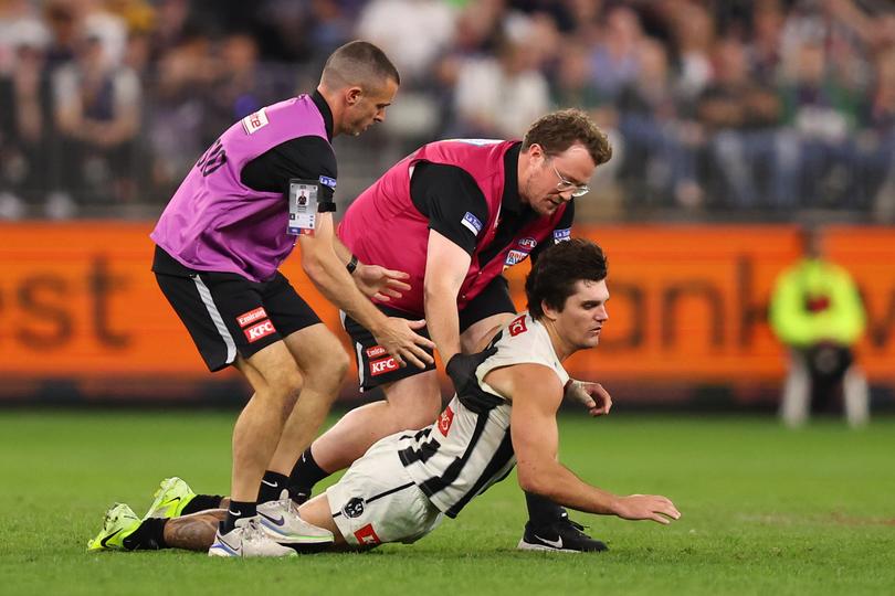 PERTH, AUSTRALIA - MAY 08: Lachie Schultz of the Magpies collapses in the hands of medical staff while walking from the field following a collision during the round nine AFL match between Fremantle Dockers and Collingwood Magpies at Optus Stadium, on May 08, 2025, in Perth, Australia. (Photo by Paul Kane/Getty Images)