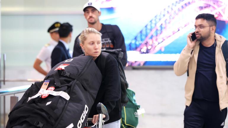 Mitchell Starc and Alyssa Healy at Sydney Airport on Sunday.