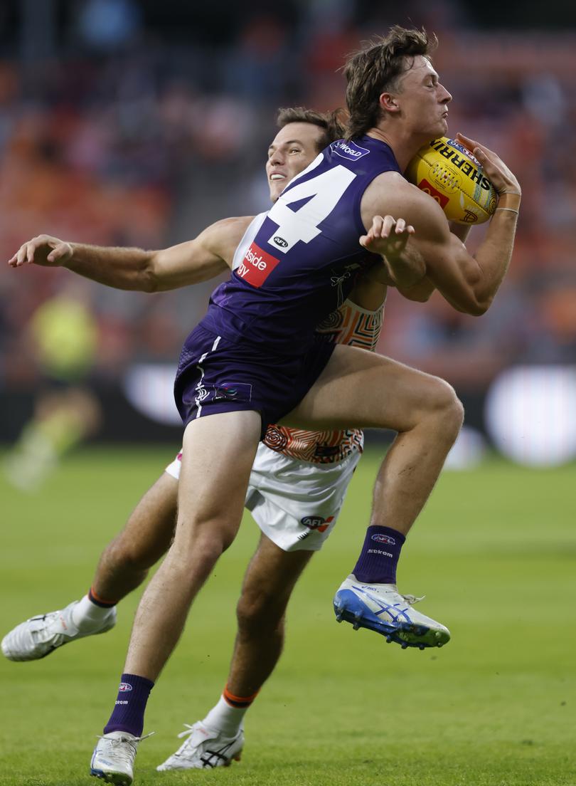 SYDNEY, AUSTRALIA - MAY 17: Jye Amiss of the Dockers marks the ball during the round ten AFL match between GWS Giants v Walyalup (Fremantle Dockers) at ENGIE Stadium, on May 17, 2025, in Sydney, Australia. (Photo by Darrian Traynor/Getty Images via AFL Photos)