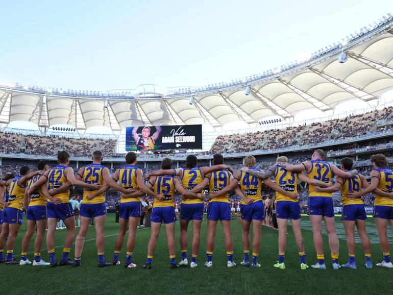 Eagles players linking arms and paying tribute to Adam Selwood.