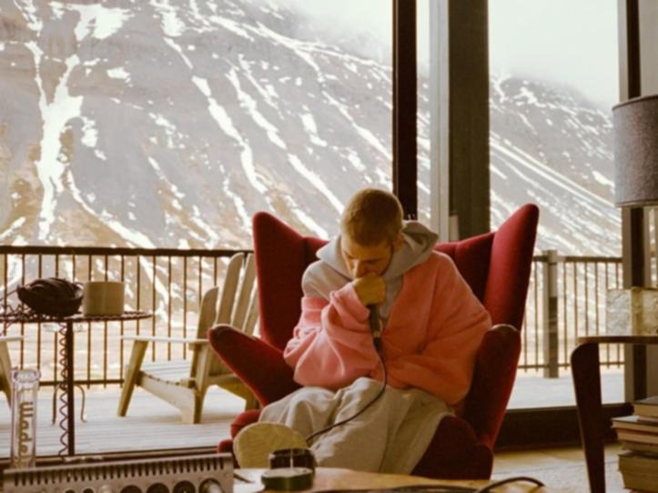 Justin Bieber’s frail appearance sparks health concerns.