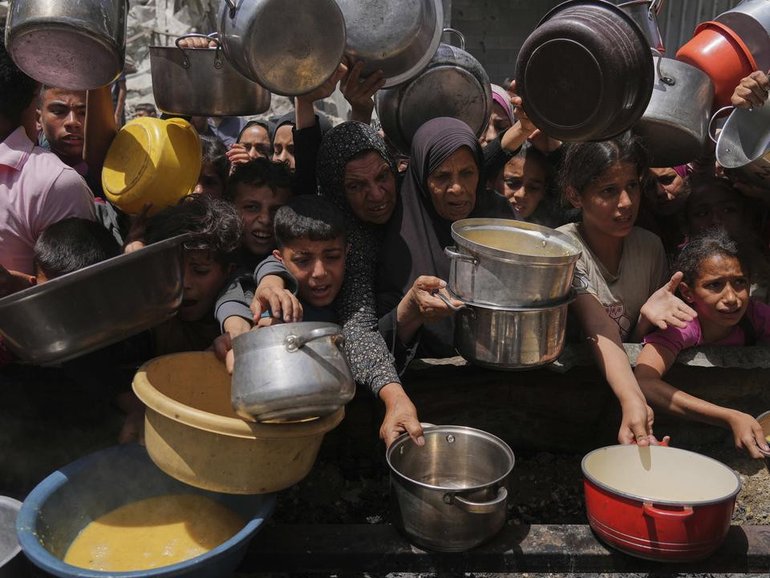 At least six Palestinians guarding aid trucks were killed by Israeli air strikes, Hamas says, as looting and ongoing shortages continue to block vital food deliveries to Gaza’s hungry population