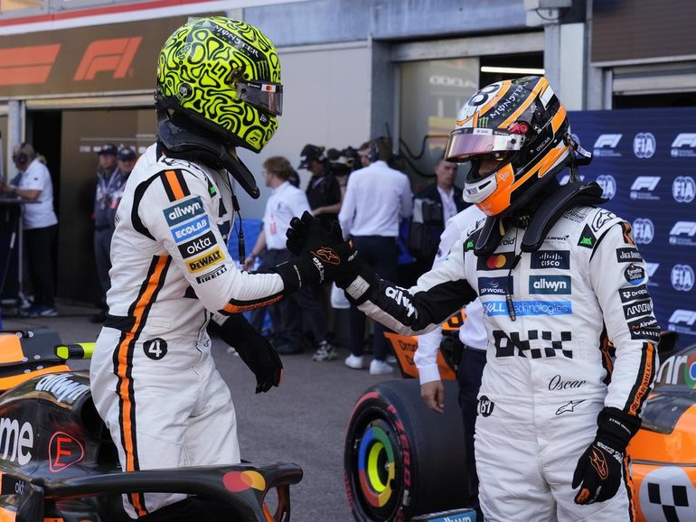 Oscar Piastri (R) congratulates his McLaren teammate Lando Norris on taking pole in Monaco. (AP PHOTO)