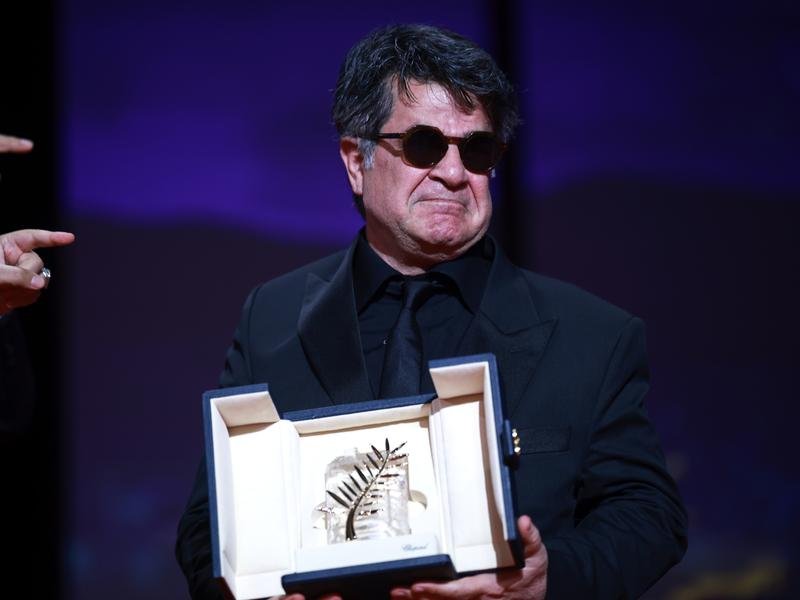 Iranian filmmaker Jafar Panahi has won the coveted Palme d'Or at the Cannes film festival.