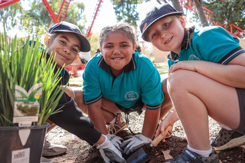 Year 3 students from Kambalda West District High School helped to expand the Museum of the Goldfields’ Aboriginal Bush Food and Medicine Garden last Wednesday.