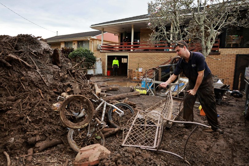 Scott Clifton helping out relatives, Old Punt Rd Glenthorne.