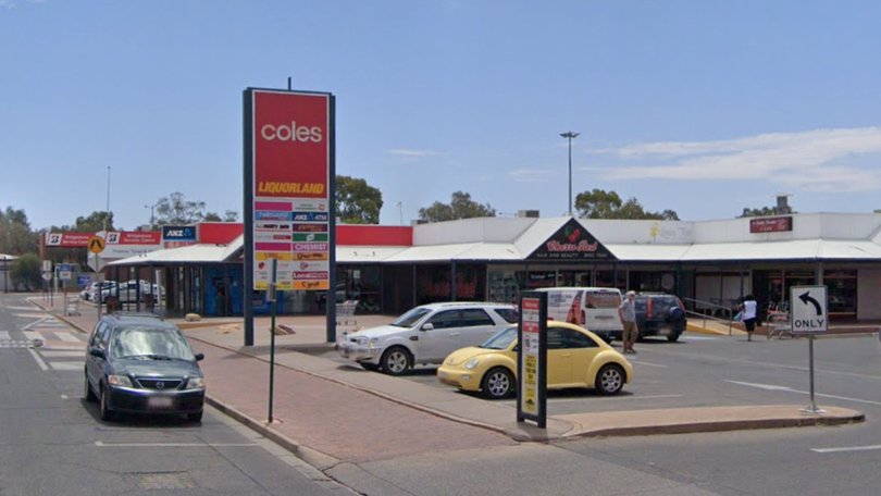 A man has died in police custody at a Coles supermarket in an Alice Springs shopping centre on Tuesday.