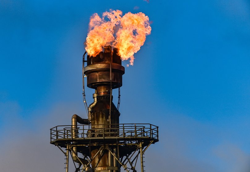 25 February 2022, Brandenburg, Schwedt: At PCK-Raffinerie GmbH, surplus gas is burned off in the crude oil processing plant. According to the company, the supply of crude oil from Russia via the "Friendship" pipeline to the PCK oil refinery in Schwedt is currently running reliably and without any problems. The Russian energy company Rosneft took over a large part of the PCK oil refinery in Schwedt last year. More than 1100 people work at the refinery. The "Friendship" pipeline from Russia, which supplies 25 percent of Germany's crude oil, according to the refinery, ends there. Rosneft is the largest Russian oil producer. The refinery in the Uckermark region processes 12 million tons of crude oil annually, according to the company, making it one of the largest processing sites in Germany. Photo: Patrick Pleul/dpa-Zentralbild/ZB (Photo by Patrick Pleul/picture alliance via Getty Images)