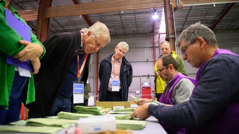 The Electoral Commission's recount of the seat of Bradfield has been a political nailbiter. (Dan Himbrechts/AAP PHOTOS)