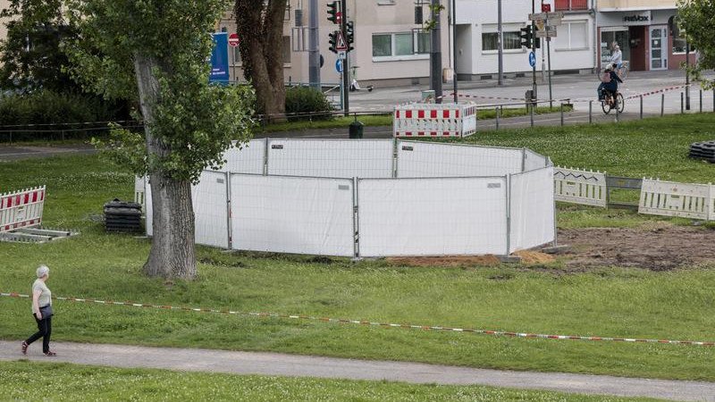 One of three unexploded WWII bombs is fenced off as specialists prepare to defuse them in Cologne.