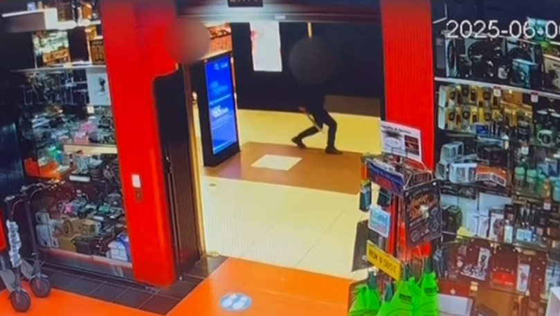 About five or six teenage boys, reportedly armed with machetes, were spotted arguing inside the shopping centre.