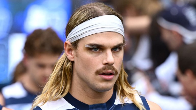 Bailey Smith has hosted a secret meeting with the AFL CEO and Geelong bosses. 