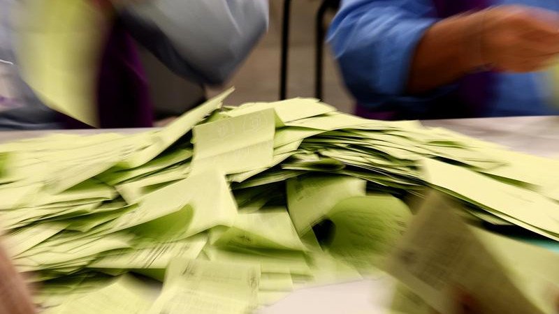 Coalition senator James Paterson says the NSW Liberal Party is still deciding whether to challenge the outcome of the prized Sydney seat of Bradfield. (Jason O'BRIEN/AAP PHOTOS)