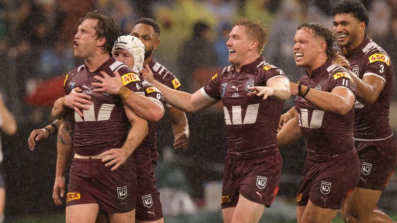 Cameron Munster (l) led from the front as the Maroons beat the Blues to level the series. (Richard Wainwright/AAP PHOTOS)