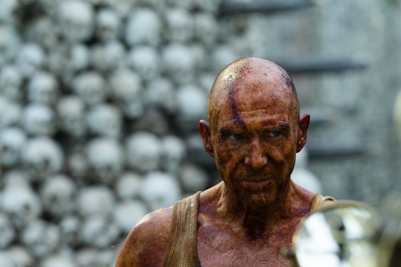 Yes, that’s a skull plinth behind him.