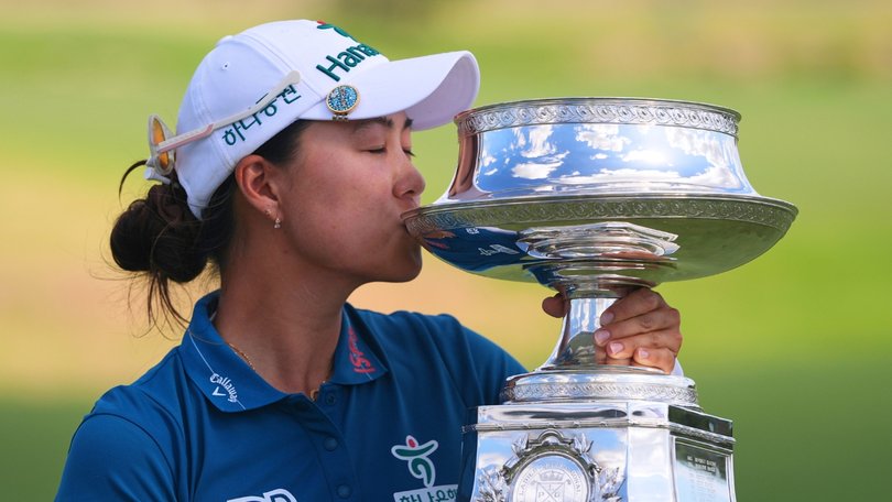 Minjee Lee lifts her third major trophy.