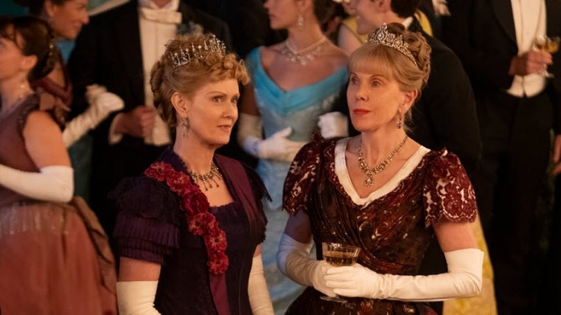 Cynthia Nixon and Christine Baranski as the dowager Brook sisters in The Gilded Age. Karolina Wojtasik