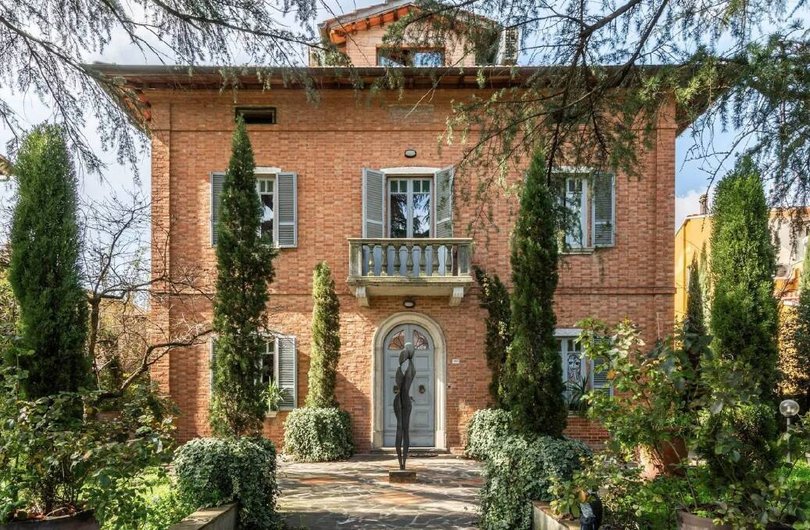 This 1930s villa in Siena is currently owned by painter and sculptor Anna Izzo.