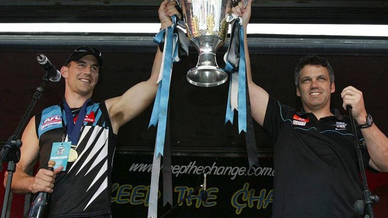 Port Adelaide's Warren Tredrea (left) and coach Mark Williams with the 2004 AFL premiership cup. (Rob Hutchison/AAP PHOTOS)